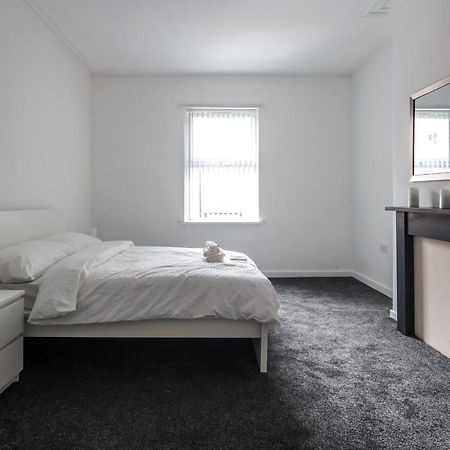 Spacious 4 Bed House In Birmingham, Suitable For Contractors Exterior photo
